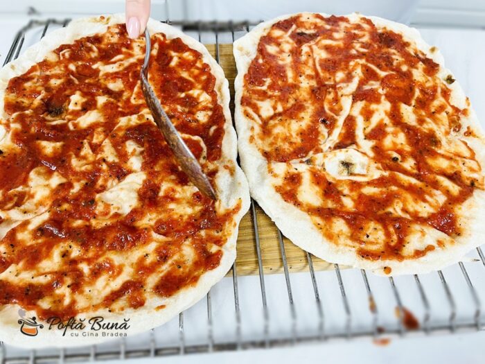 Pizza cu blat precopt cu ton, ceapa si porumb Pizza cu ton ceapa si porumb reteta gina bradea blat precopt 5 700x525 - Pizza cu blat precopt cu ton, ceapa si porumb