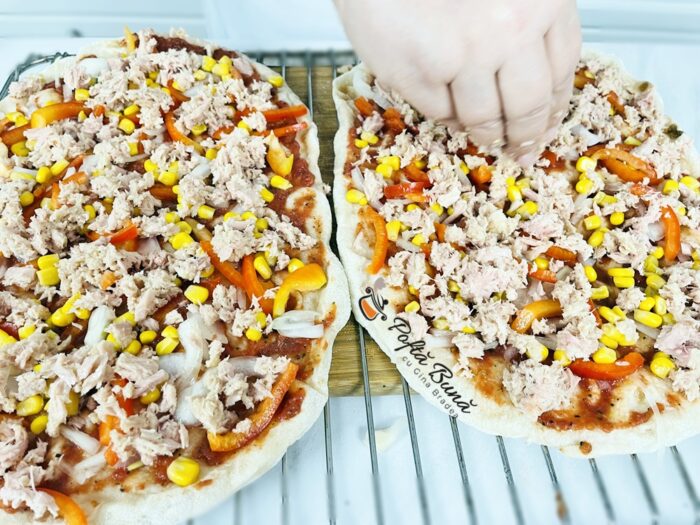 Pizza cu ton, ceapa si porumb Pizza cu ton, ceapa si porumb