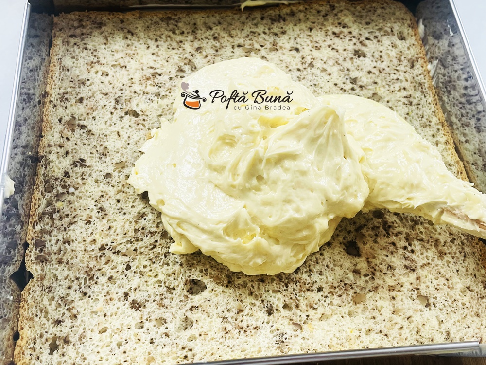 Prajitura cu blat de nuca si crema de vanilie Prajitura cu blat de nuca si crema de vanilie