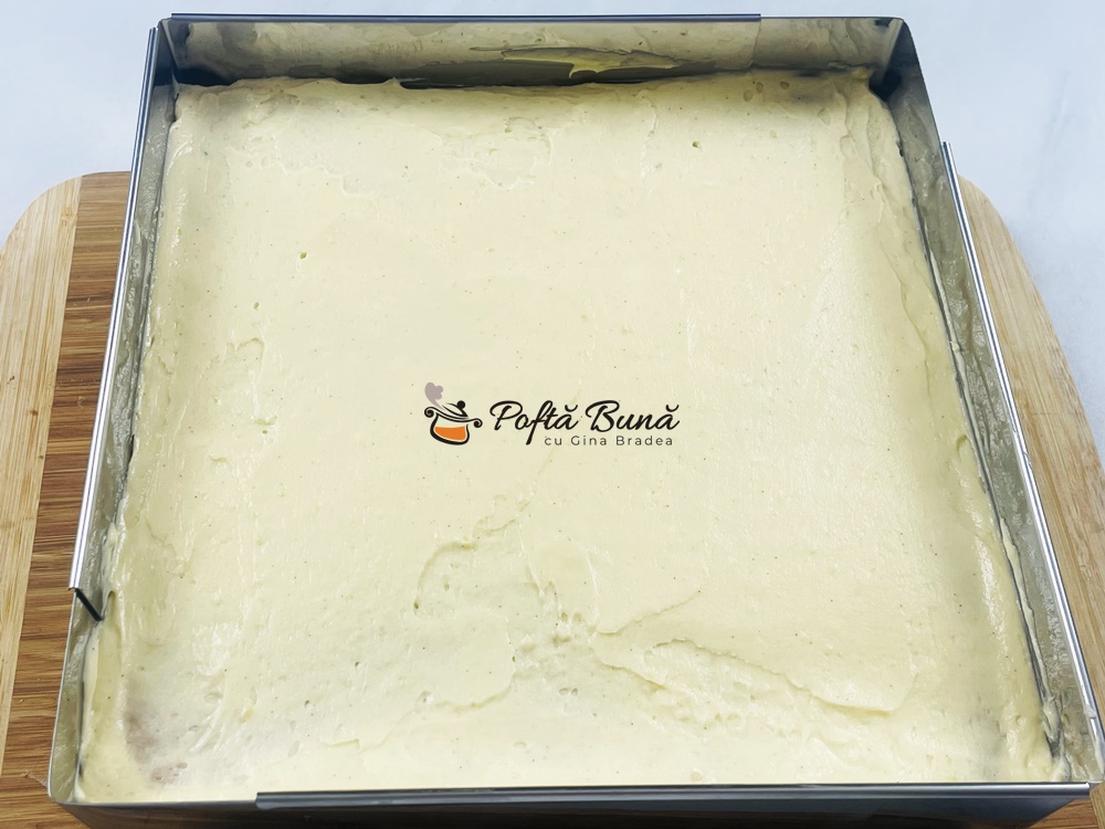 Prajitura cu blat de nuca si crema de vanilie Prajitura cu blat de nuca si crema de vanilie