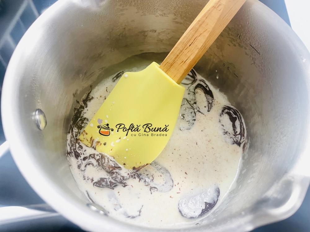 Prajitura cu blat de nuca si crema de vanilie Prajitura cu blat de nuca si crema de vanilie reteta gina bradea 5 - Prajitura cu blat de nuca si crema de vanilie