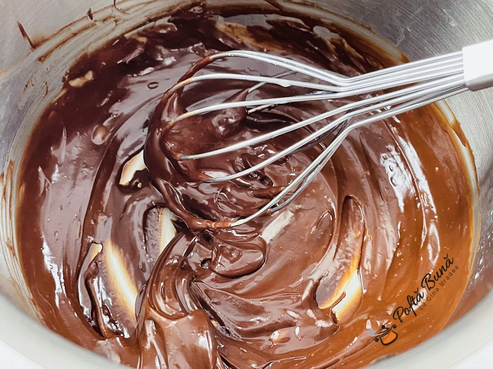 Prajitura cu blat de nuca si crema de vanilie Prajitura cu blat de nuca si crema de vanilie reteta gina bradea 6 - Prajitura cu blat de nuca si crema de vanilie