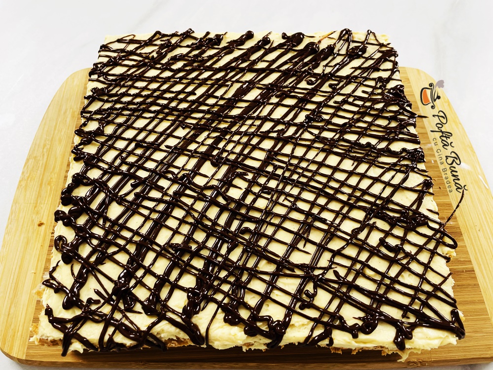 Prajitura cu blat de nuca si crema de vanilie Prajitura cu blat de nuca si crema de vanilie