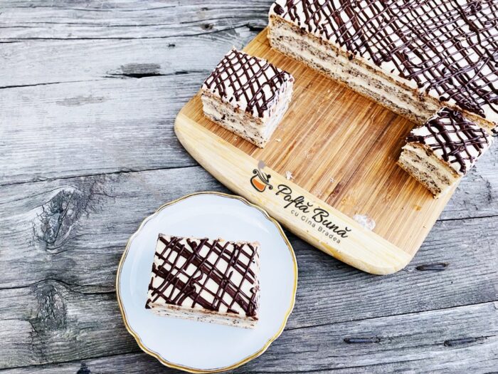 Prajitura cu blat de nuca si crema de vanilie Prajitura cu blat de nuca si crema de vanilie