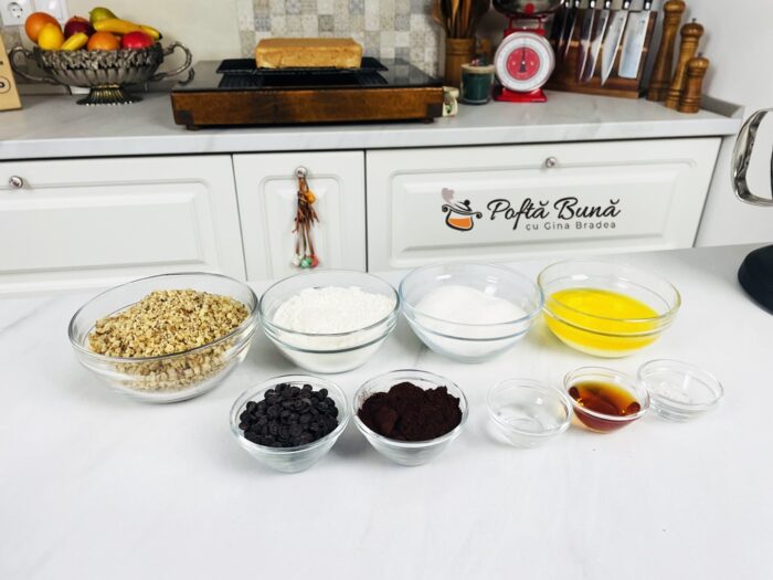 Prajitura semiluna cu nuca si ciocolata Prajitura semiluna cu nuca si ciocolata