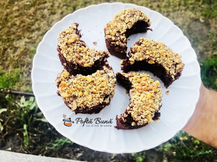 Prajitura semiluna cu nuca Prajitura semiluna cu ciocolata pufoasa reteta gina bradea 6 700x525 - Prajitura semiluna cu nuca