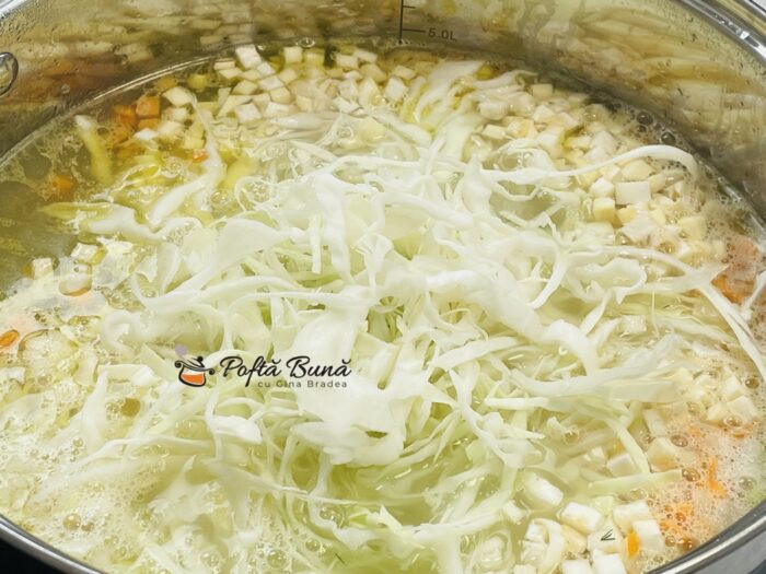 Ciorba de varza dulce cu aripioare Ciorba de varza dulce reteta dietetica cu pui sau curcan gina bradea 2 700x525 - Ciorba de varza dulce cu aripioare