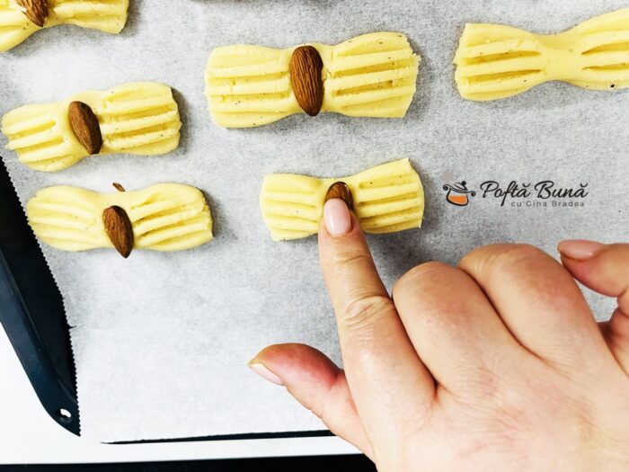 Fursecuri fundite ieftine modelate cu furculita reteta simpla gina bradea 11 700x525 - Fursecuri fundite modelate cu furculita