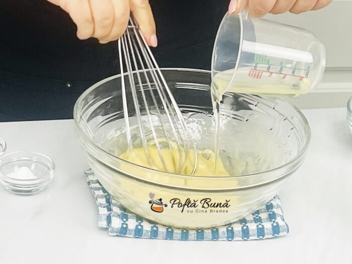 Fursecuri fundite ieftine modelate cu furculita reteta simpla gina bradea 4 700x525 - Fursecuri fundite modelate cu furculita