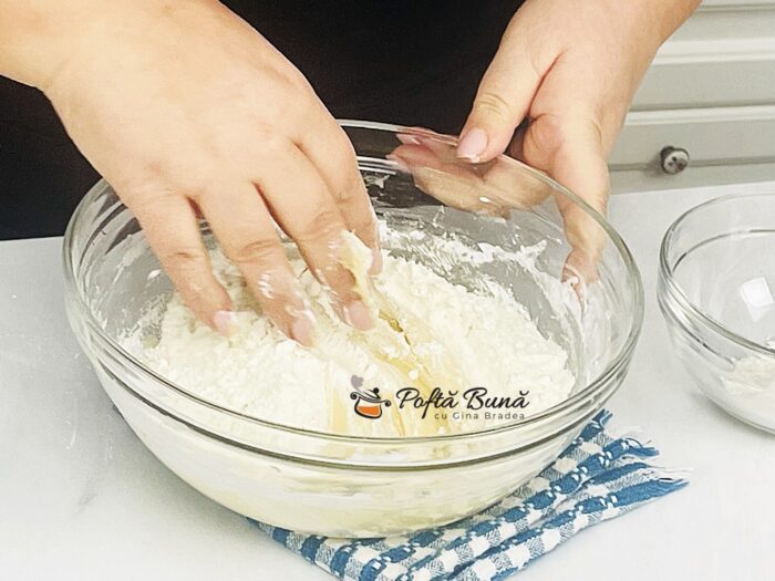 Fursecuri fundite ieftine modelate cu furculita reteta simpla gina bradea 5 700x525 - Fursecuri fundite modelate cu furculita