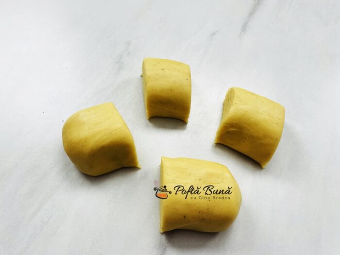 Fursecuri fundite ieftine modelate cu furculita reteta simpla gina bradea 7 700x525 - Fursecuri fundite modelate cu furculita