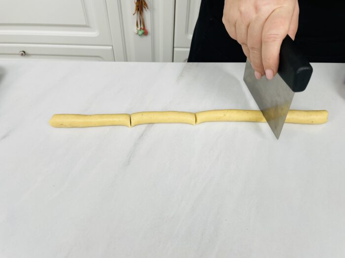 Fursecuri fundite ieftine modelate cu furculita reteta simpla gina bradea 9 700x525 - Fursecuri fundite modelate cu furculita