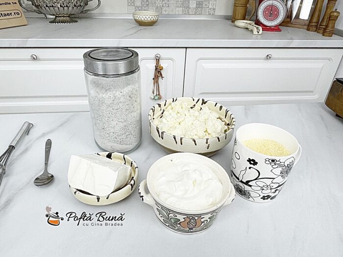 Mamaliga cu branza si smantana Mamamaliga cu branza si smantana ca la bunici reteta traditionala gina bradea 1 700x525 - Mamaliga cu branza si smantana