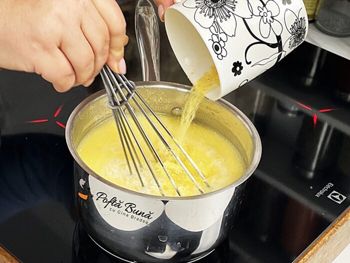 Mamaliga cu branza si smantana Mamaliga cu branza si smantana