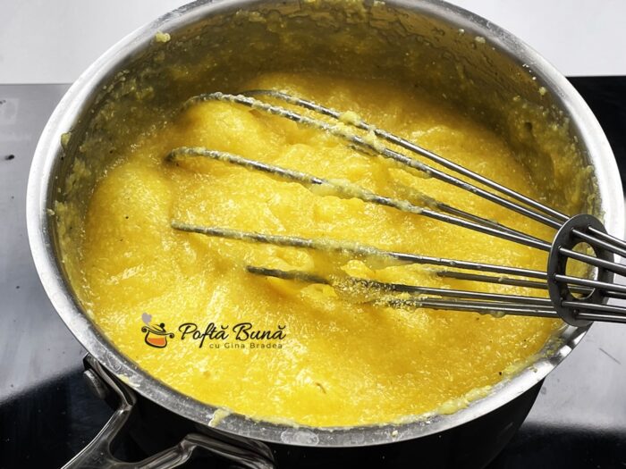 Mamaliga cu branza si smantana Mamaliga cu branza si smantana