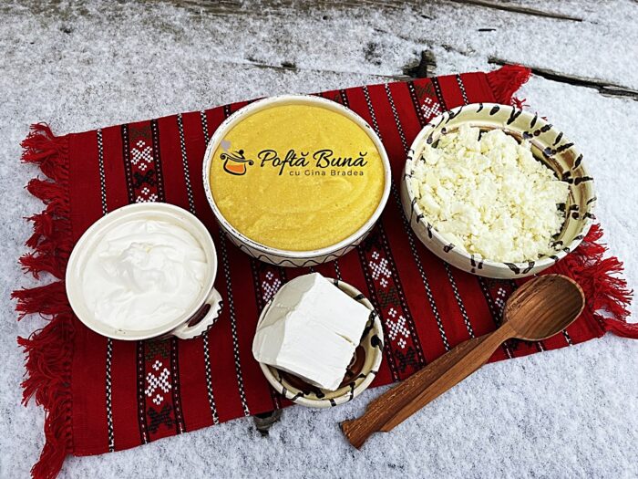 Mamaliga cu branza si smantana Mamaliga cu branza si smantana