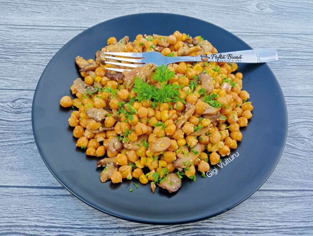 Naut cu ciuperci si porumb