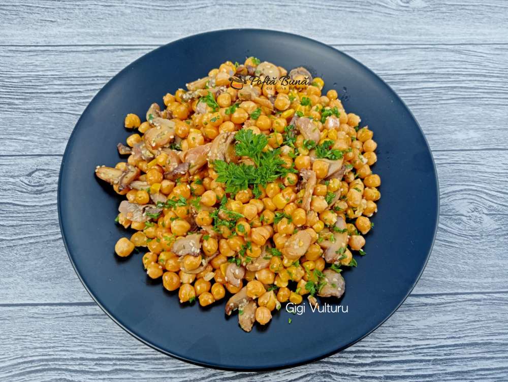 Naut cu ciuperci si porumb