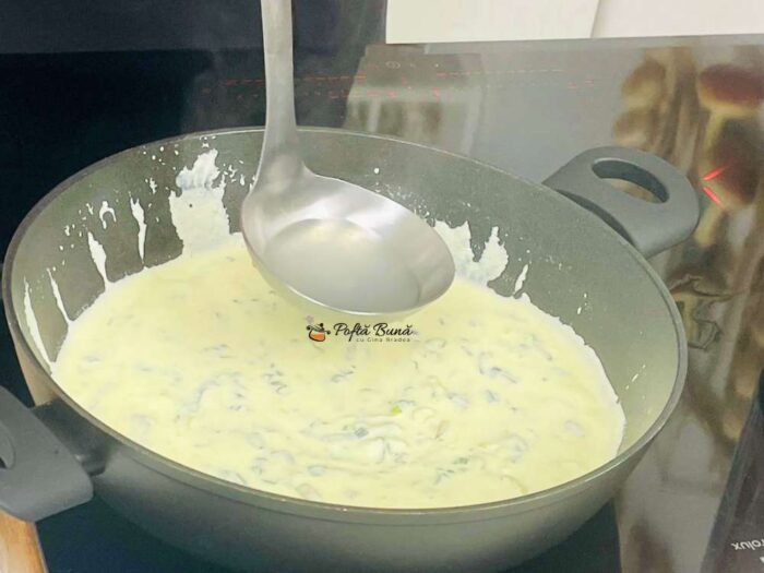 Paste cu somon afumat si smantana paste cu somon afumat smantana gina bradea 2 700x525 - Paste cu somon afumat si smantana