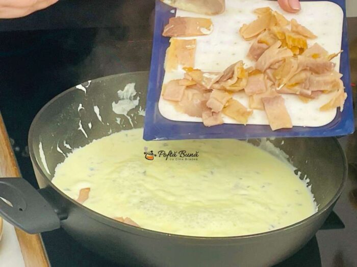 Paste cu somon afumat si smantana paste cu somon afumat smantana gina bradea 3 700x525 - Paste cu somon afumat si smantana