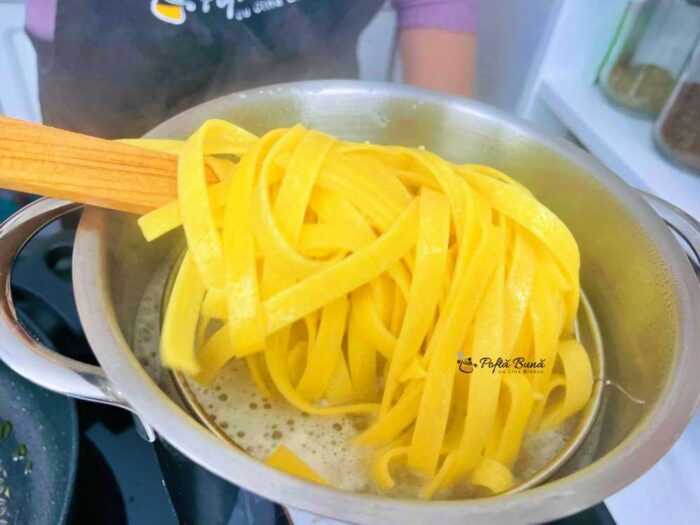 Paste cu somon afumat si smantana paste cu somon afumat smantana gina bradea 5 700x525 - Paste cu somon afumat si smantana