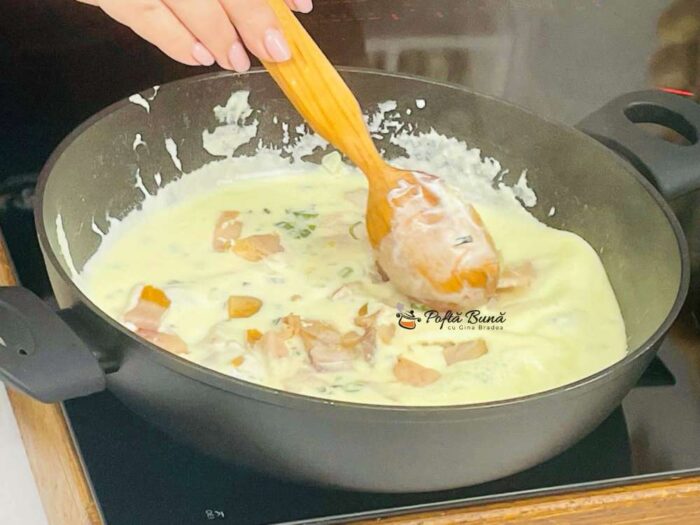 Paste cu somon afumat si smantana paste cu somon afumat smantana gina bradea 7 700x525 - Paste cu somon afumat si smantana