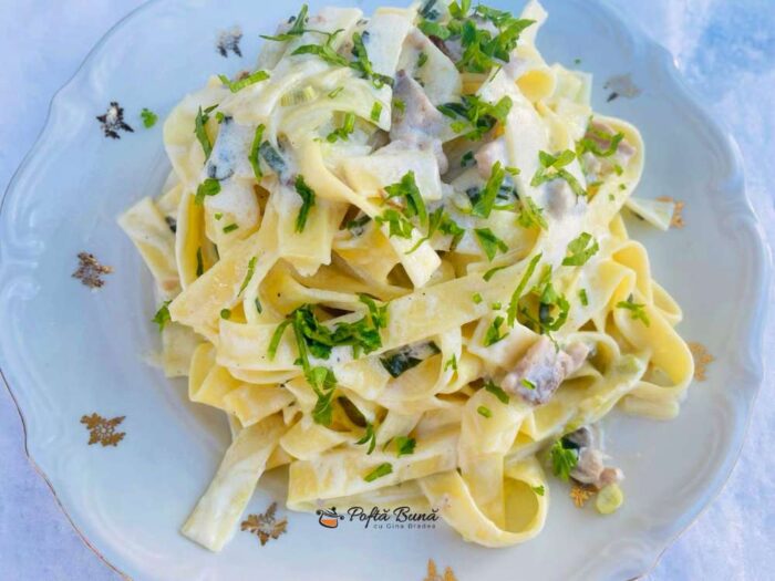 paste cu somon afumat smantana gina bradea 8 700x525 - Paste cu rosii cherry, capere si masline