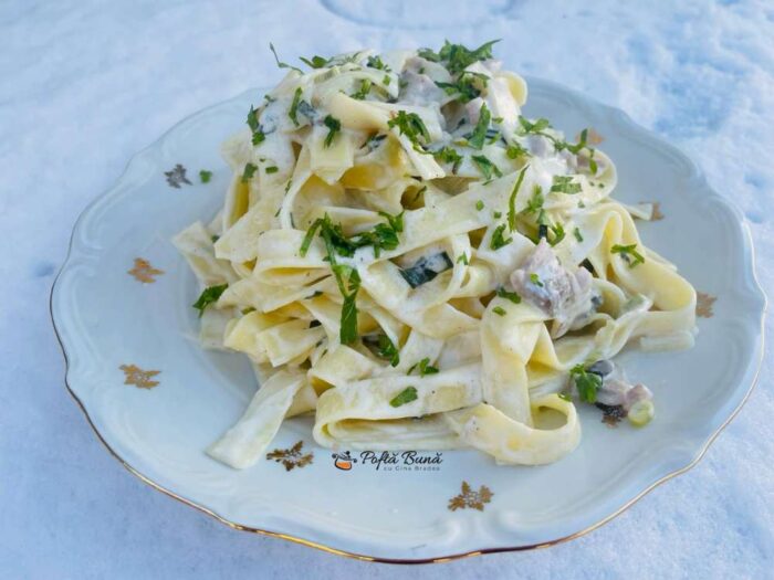 Paste cu rosii si busuioc reteta italiana paste cu somon afumat smantana gina bradea 9 700x525 - Paste cu rosii si busuioc reteta italiana