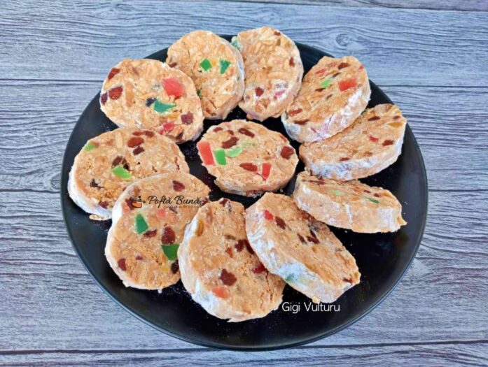 salam de biscuiti cu ciocolata alba gina bradea 2 697x525 - Salam de biscuiti cu ciocolata alba