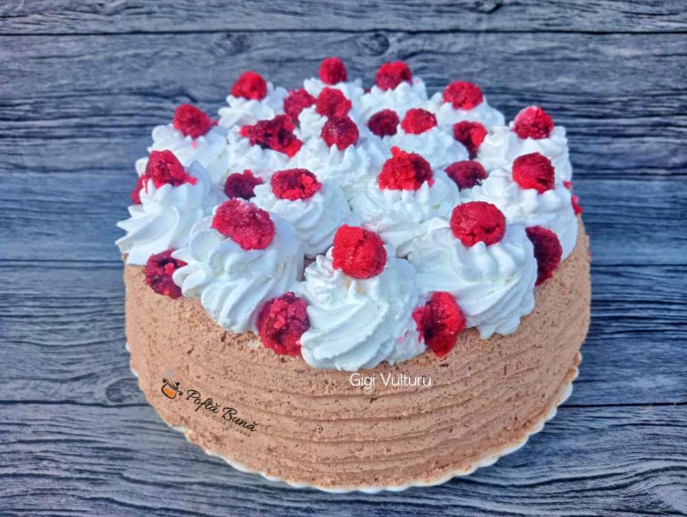 Tort cu visine, frisca si ciocolata Tort cu visine, frisca si ciocolata