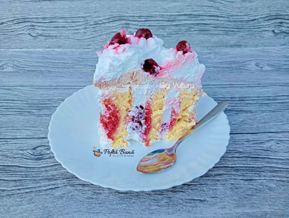 Tort cu visine, frisca si ciocolata Tort cu visine, frisca si ciocolata