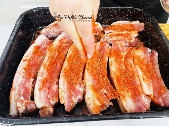 Coaste de porc la cuptor cu usturoi vin cartofi morcov reteta gina bradea 10 700x525 - Coaste de porc la cuptor cu legume