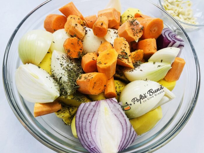 Coaste de porc la cuptor cu usturoi vin cartofi morcov reteta gina bradea 11 700x525 - Coaste de porc la cuptor cu legume