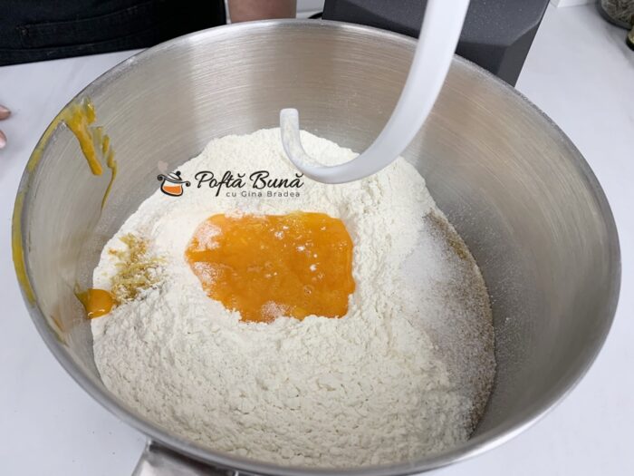 Cornuri pufoase cu gem sau ciocolata Aluat dospit reteta de dulce pentru cornuri mucenici gogosi cozonaci gina bradea 1 700x525 - Cornuri pufoase cu gem sau ciocolata