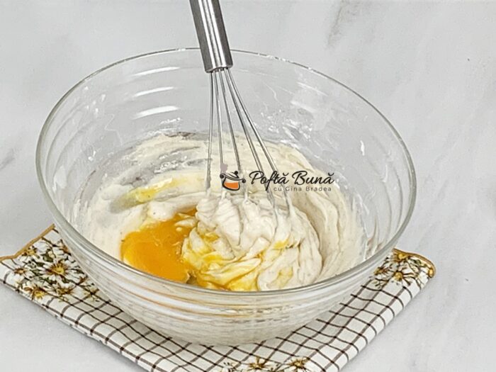 Cornulete cu nuca fragede ieftine cu untura reteta gina bradea 2 700x525 - Cornulete fragede cu nuca