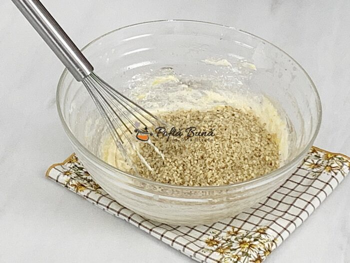 Cornulete cu nuca fragede ieftine cu untura reteta gina bradea 3 700x525 - Cornulete fragede cu nuca