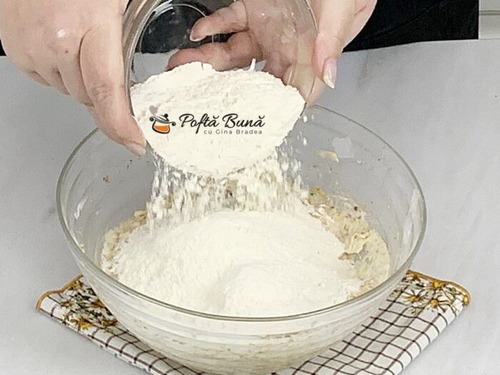 Cornulete cu nuca fragede ieftine cu untura reteta gina bradea 4 700x525 - Cornulete fragede cu nuca