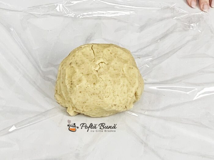 Cornulete cu nuca fragede ieftine cu untura reteta gina bradea 5 700x525 - Cornulete fragede cu nuca