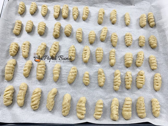 Cornulete fragede cu nuca si untura