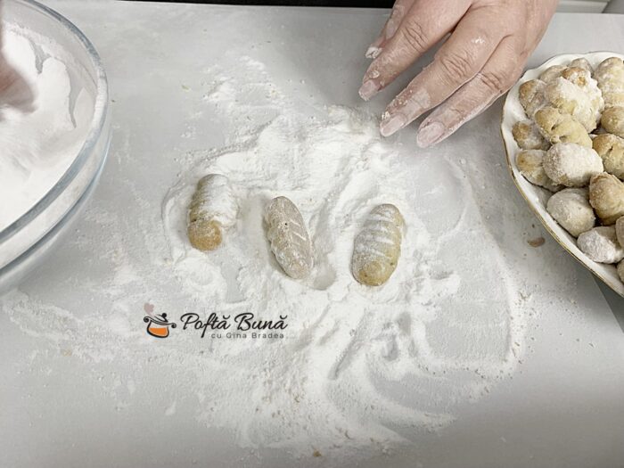 Cornulete fragede cu nuca si untura