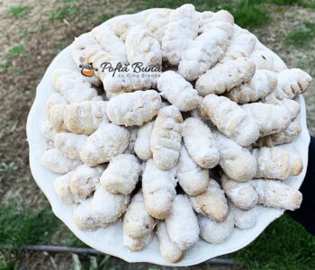 Cornulete fragede cu nuca si untura Cornulete fragede cu nuca si untura