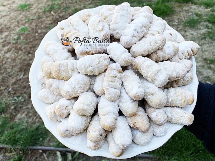Cornulete fragede cu nuca Cornulete cu nuca fragede ieftine cu untura reteta gina bradea 8 700x525 - Cornulete fragede cu nuca