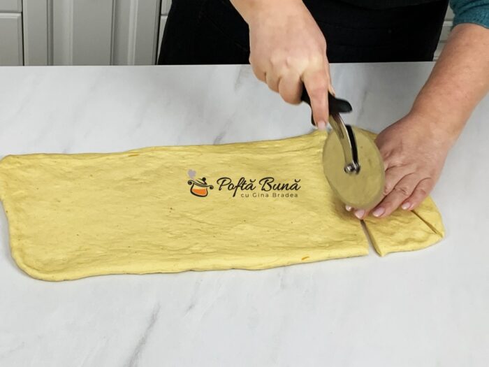 Cornuri pufoase cu gem sau ciocolata Cornuri pufoase cu gem din aluat dospit reteta gina bradea 1 700x525 - Cornuri pufoase cu gem sau ciocolata