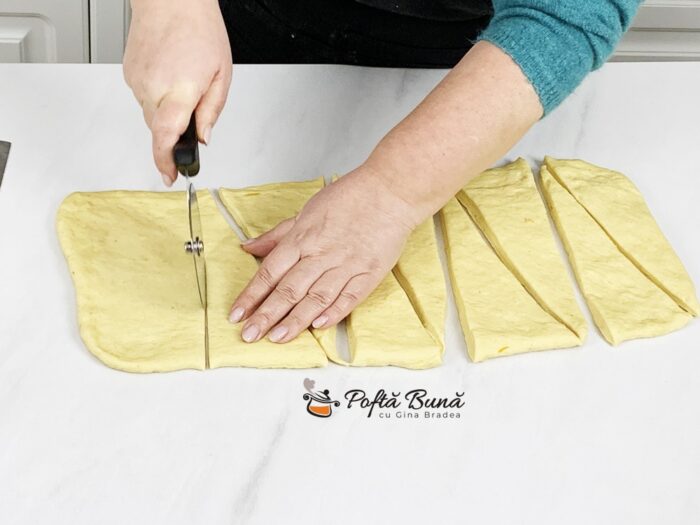 Cornuri pufoase cu gem sau ciocolata Cornuri pufoase cu gem sau ciocolata