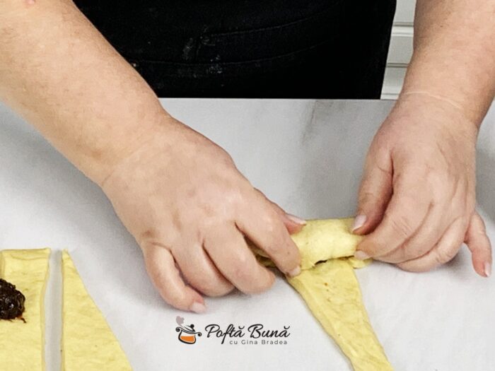 Cornuri pufoase cu gem sau ciocolata Cornuri pufoase cu gem sau ciocolata