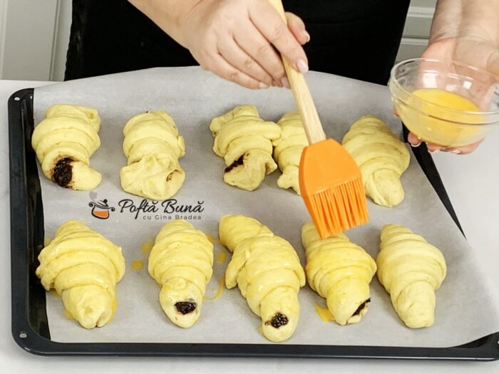 Cornuri pufoase cu gem sau ciocolata Cornuri pufoase cu gem sau ciocolata