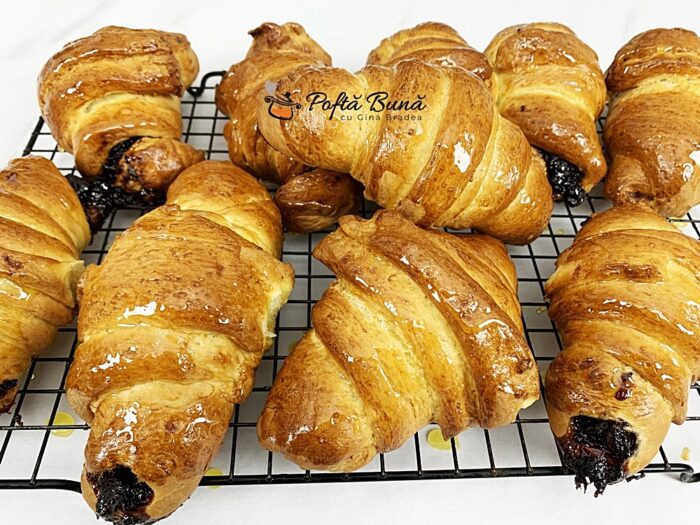 Cornuri pufoase cu gem sau ciocolata Cornuri pufoase cu gem sau ciocolata