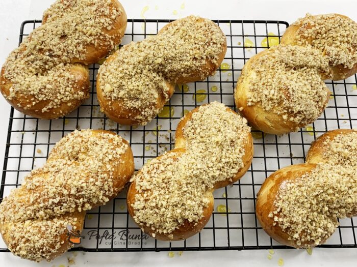 Mucenici moldovenesti pufosi cu miere si nuca reteta gina bradea 700x525 - Aluat dospit reteta pentru cornuri, cozonaci