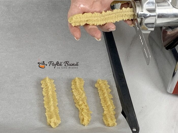 Piscoturi - biscuiti spritati cu ulei, unt sau untura Piscoturi - biscuiti spritati cu ulei, unt sau untura