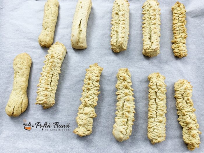 Piscoturi - biscuiti spritati cu ulei, unt sau untura Piscoturi - biscuiti spritati cu ulei, unt sau untura